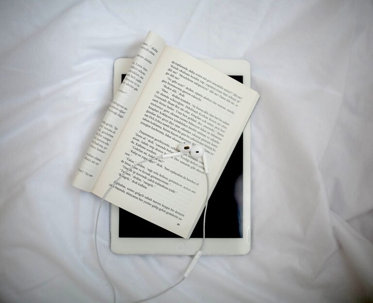 Wykorzystanie e-booków i audiobooków jako nowoczesnej alternatywy dla książek
